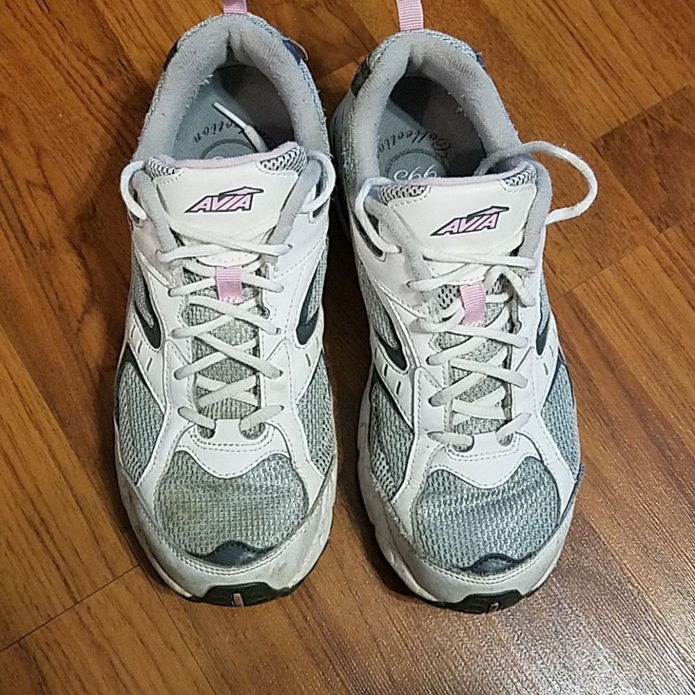 Tennis shoes